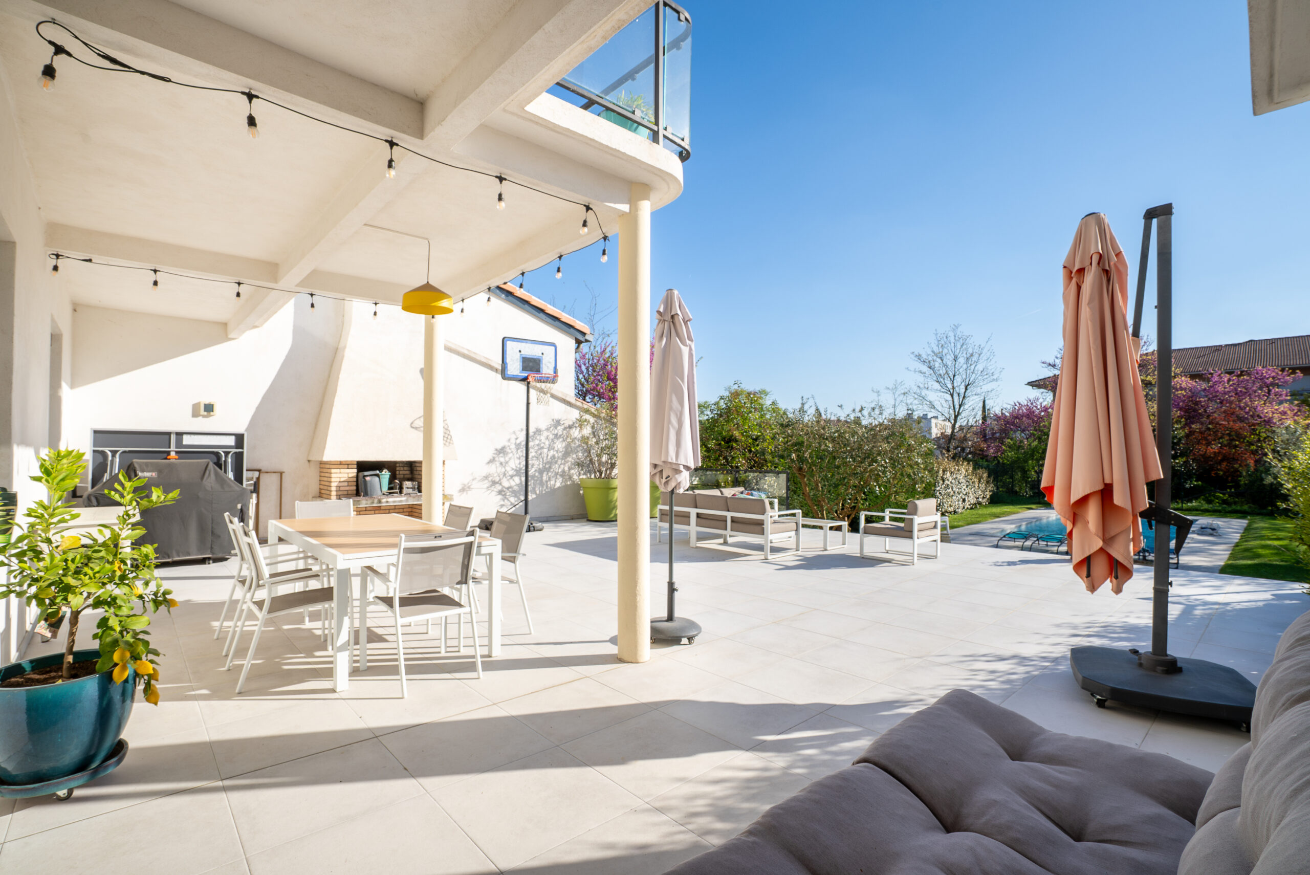Conciergerie Airbnb Toulouse - Salon avec vue extérieure - Ramzay Agency